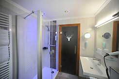 Modernes Bad im Doppelzimmer Modernes Hotelbad mit Dusche